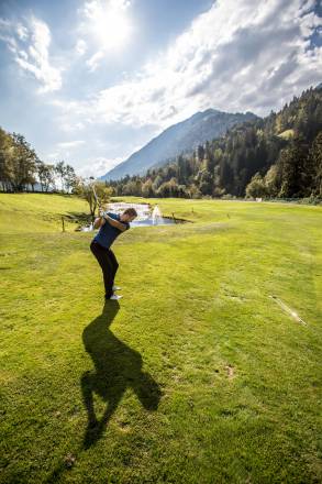 Golfer beim Abschlag auf dem Green