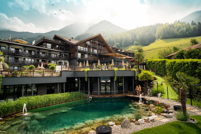 Paar am Naturbadesee am Wellnessbereich