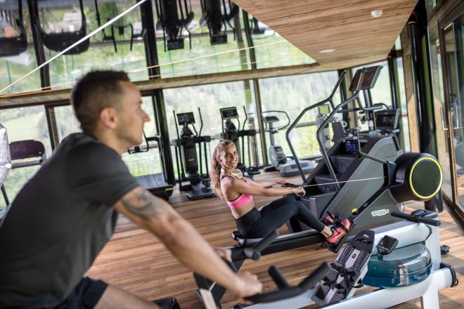 Paar beim Sport im Fitnessstudio