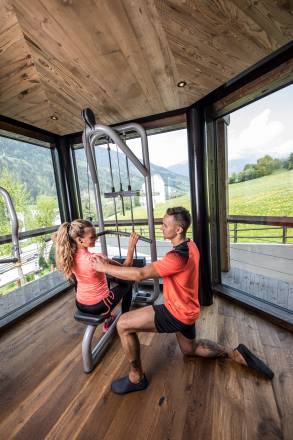Frau beim Rückentraining mit Coach