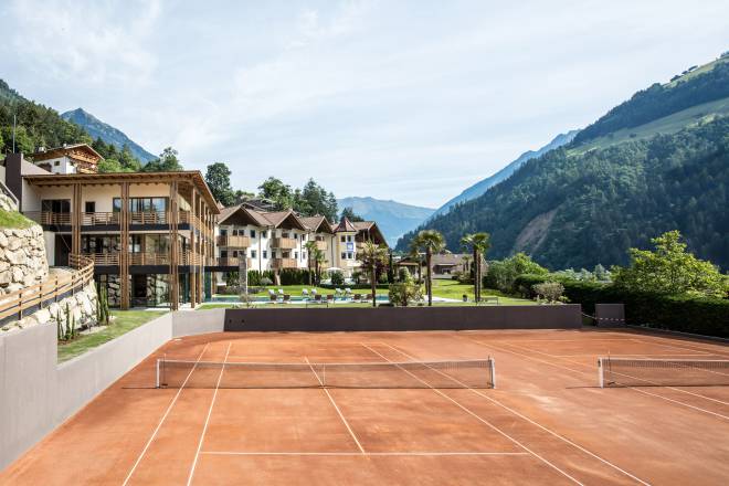 Tennisplatz mit Blick auf das Hotel Sonnenalm