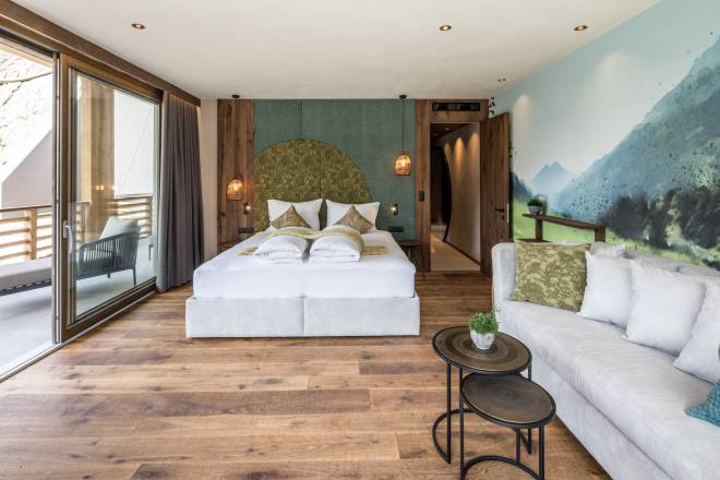 Doppelzimmer mit Couch und Balkon im Hotel Sonnenalm