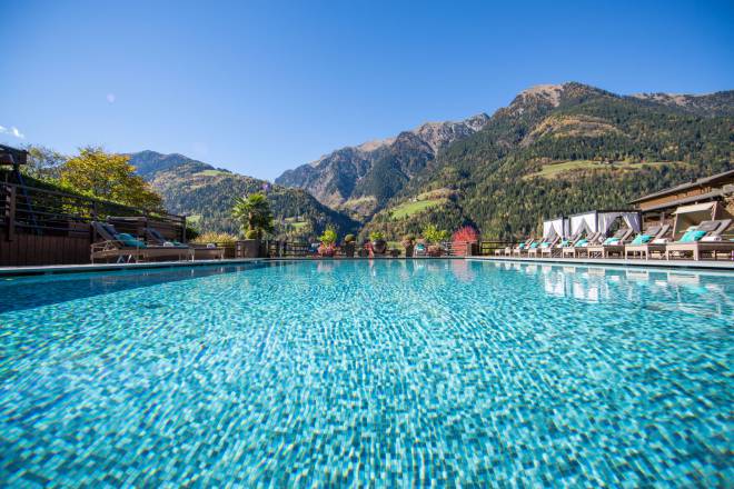 Panoramablick über Outdoorpool auf die Alpen