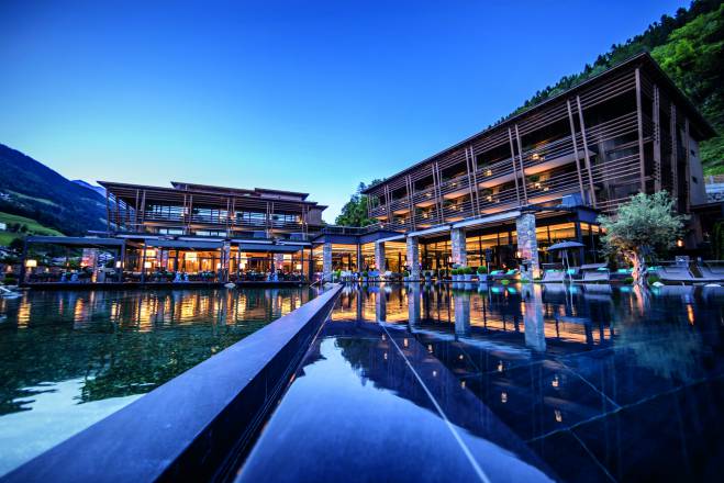 Adults Only Golf Lodge bei Dämmerung