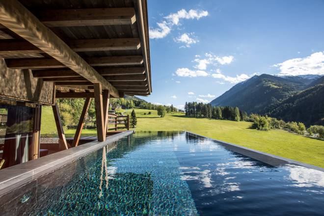 Infinitypool mit Blick auf die Alpen