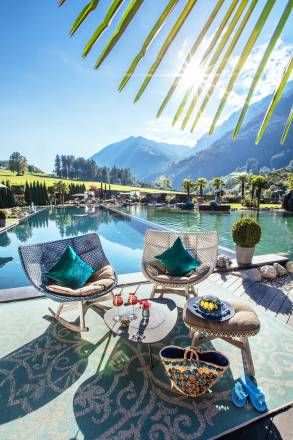 Schaukelstühle am Pool in der Sonne