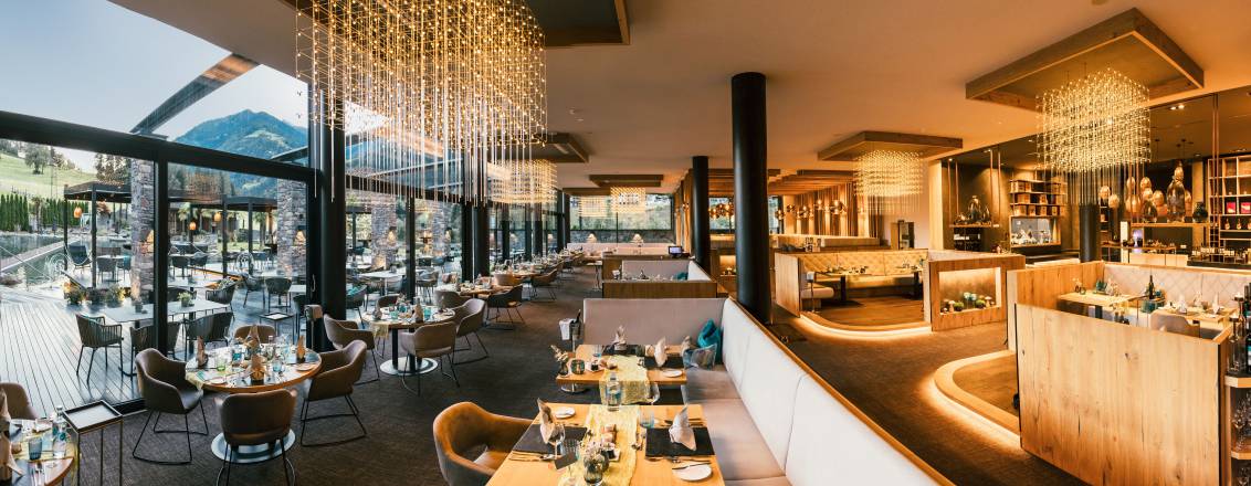 Innenansicht Restaurant mit Terrasse der Golf Lodge