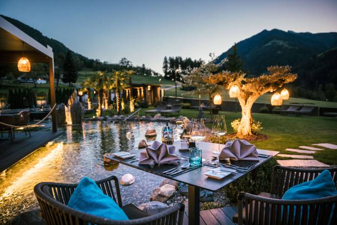 gedeckter Tisch im Garten der Golf Lodge
