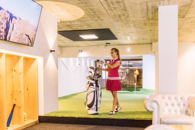 Frau beim Indoor Putting Green