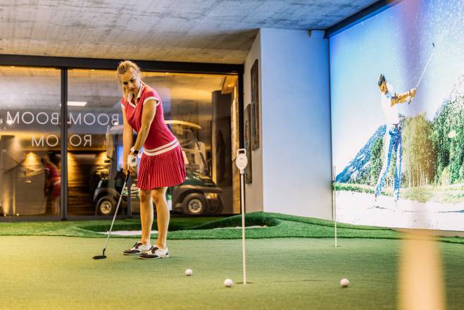 Frau beim Indoor Golf