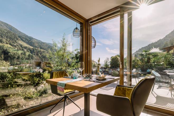 gedeckter Tisch mit Panoramablick auf die Südtiroler Alpen