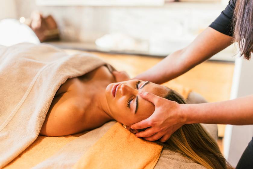 Frau bekommt Kopfmassage
