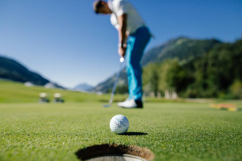 Mann beim Golfen