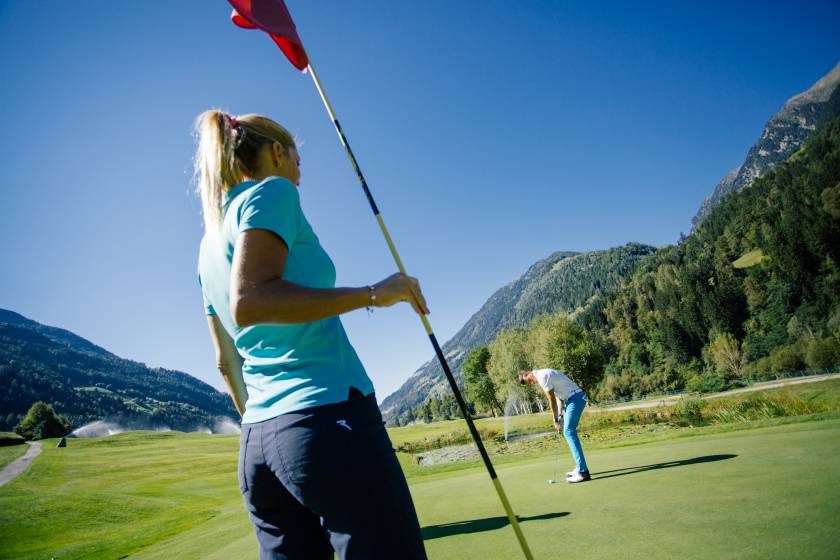 Golfer auf dem Green beim Golfen