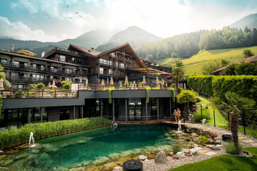Paar am Naturbadesee am Wellnessbereich
