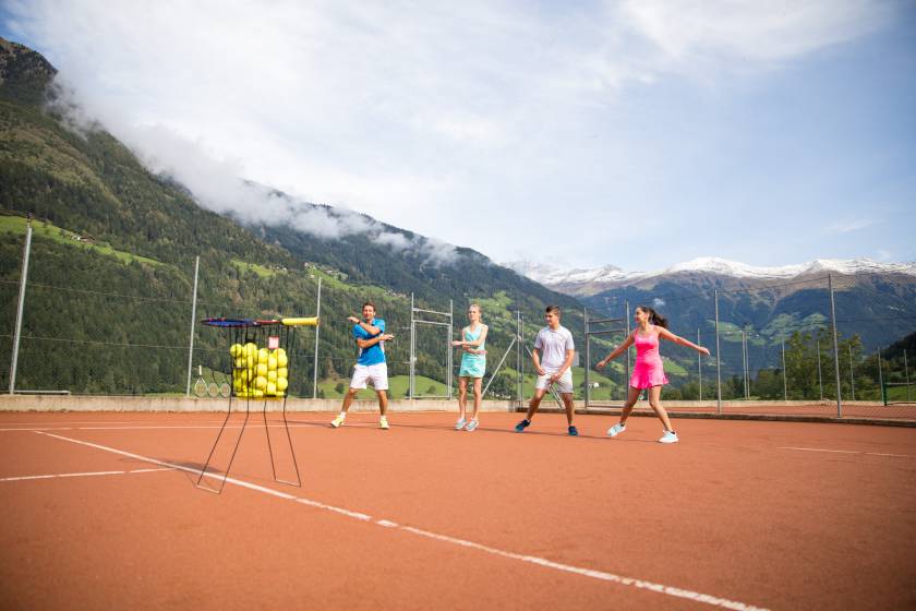 Tennisspieler beim Warm-Up auf dem Tennisplatz