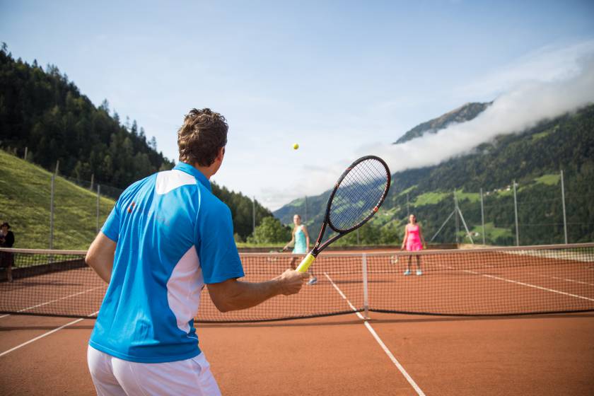 Tennisspieler auf Tennisplatz