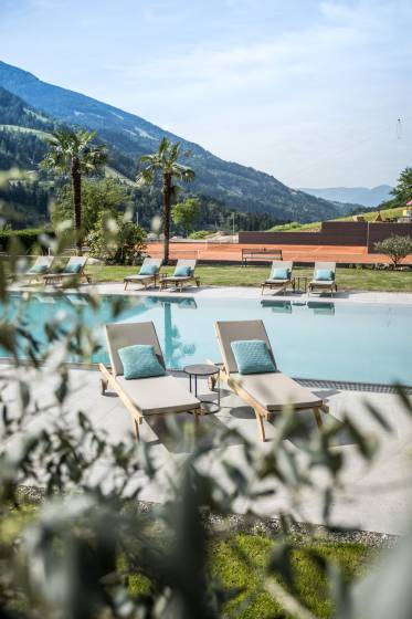 Sonnenliegen am Outdoorpool