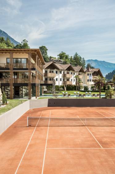 Tenniplatz mit Blick auf das 4* Family Hotel Sonnenalm