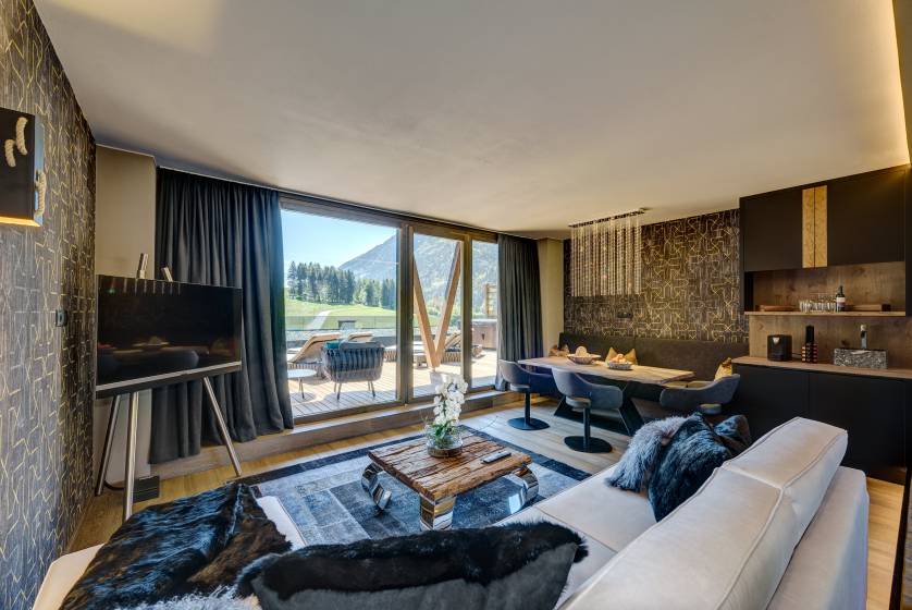 Innenansicht Suite in der Golf Lodge mit Couch und Terrasse