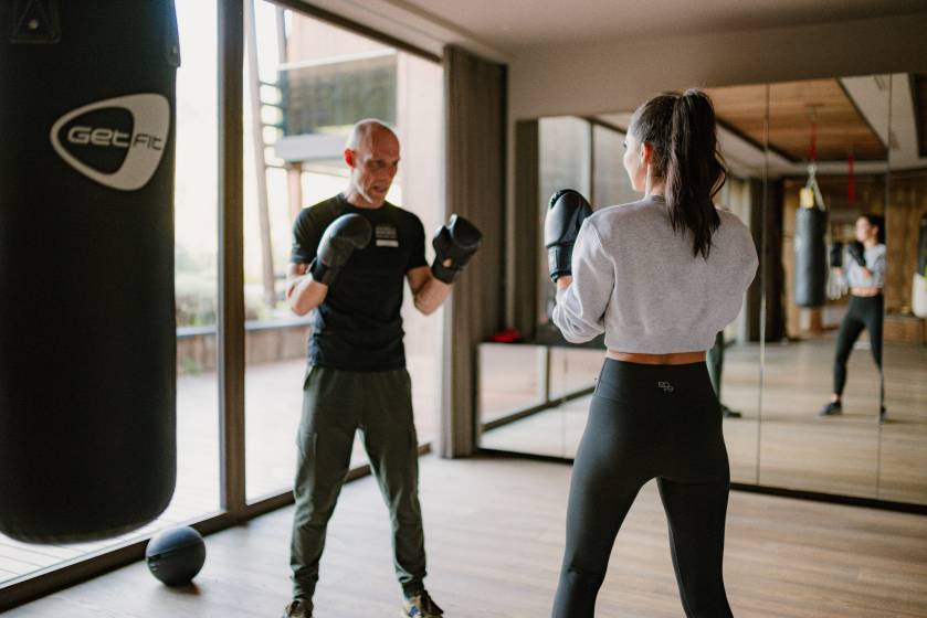 Frau beim Boxtraining