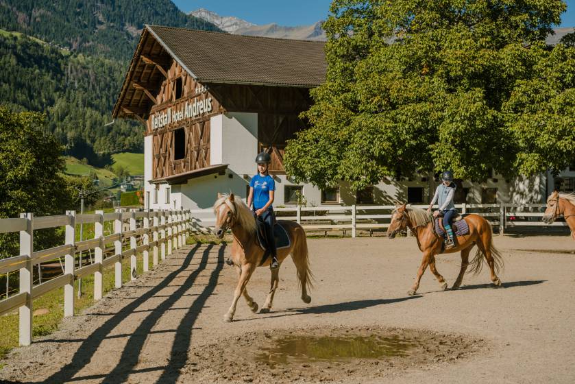 Kinder beim Reiten