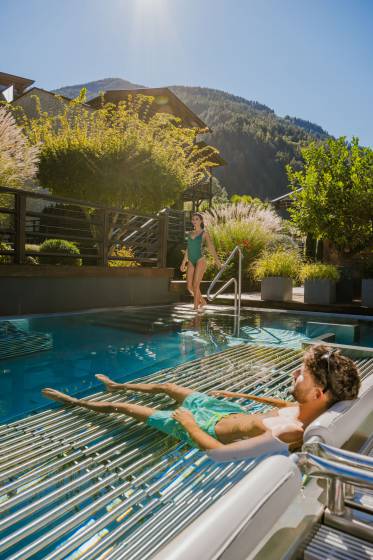 Frau steigt in den Whirlpool