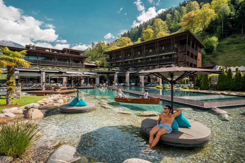 Mann entspannt am Naturbadesee am Andreus Resort