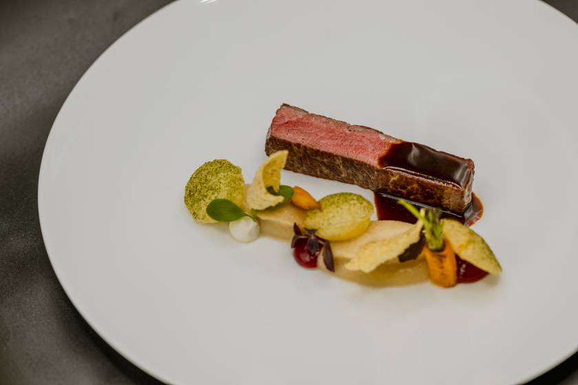 Wild mit Rotweinsauce und Gemüse