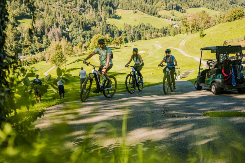 Gruppe beim Mountainbiken