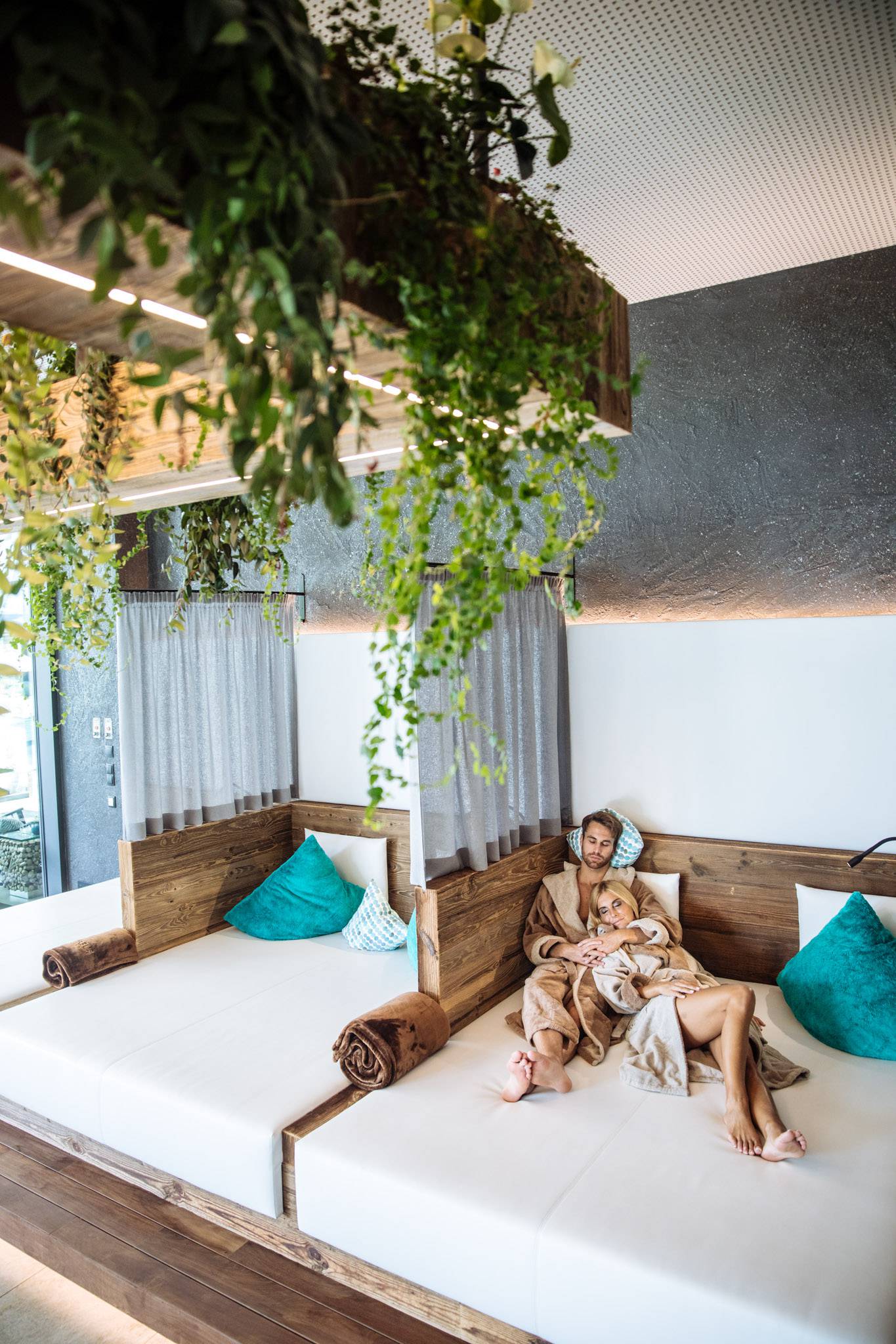 Paar entspannt im Ruhebereich des SPAs in der Golf Lodge