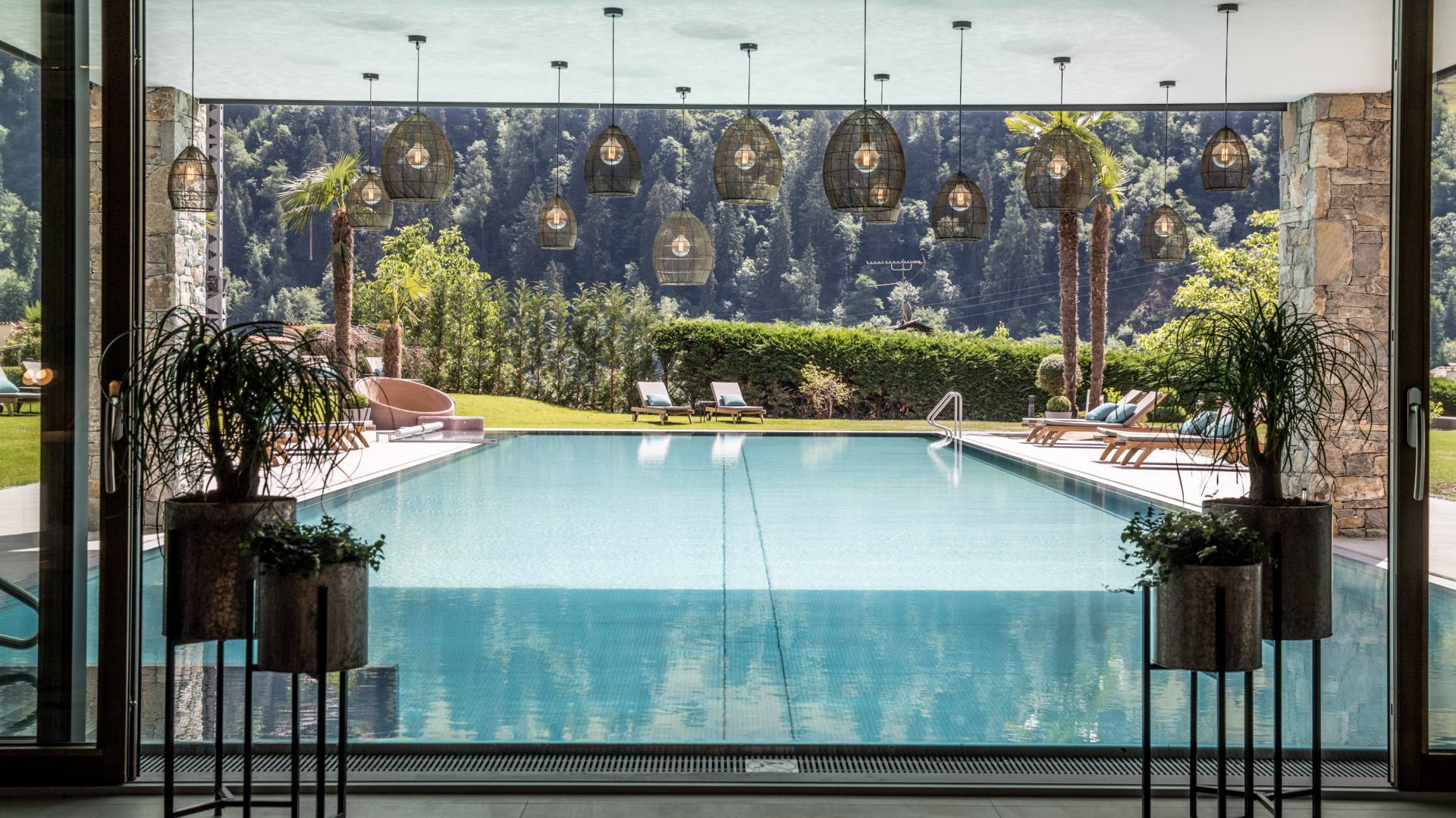 Blick auf den Pool der Sonnenalm in Südtirol