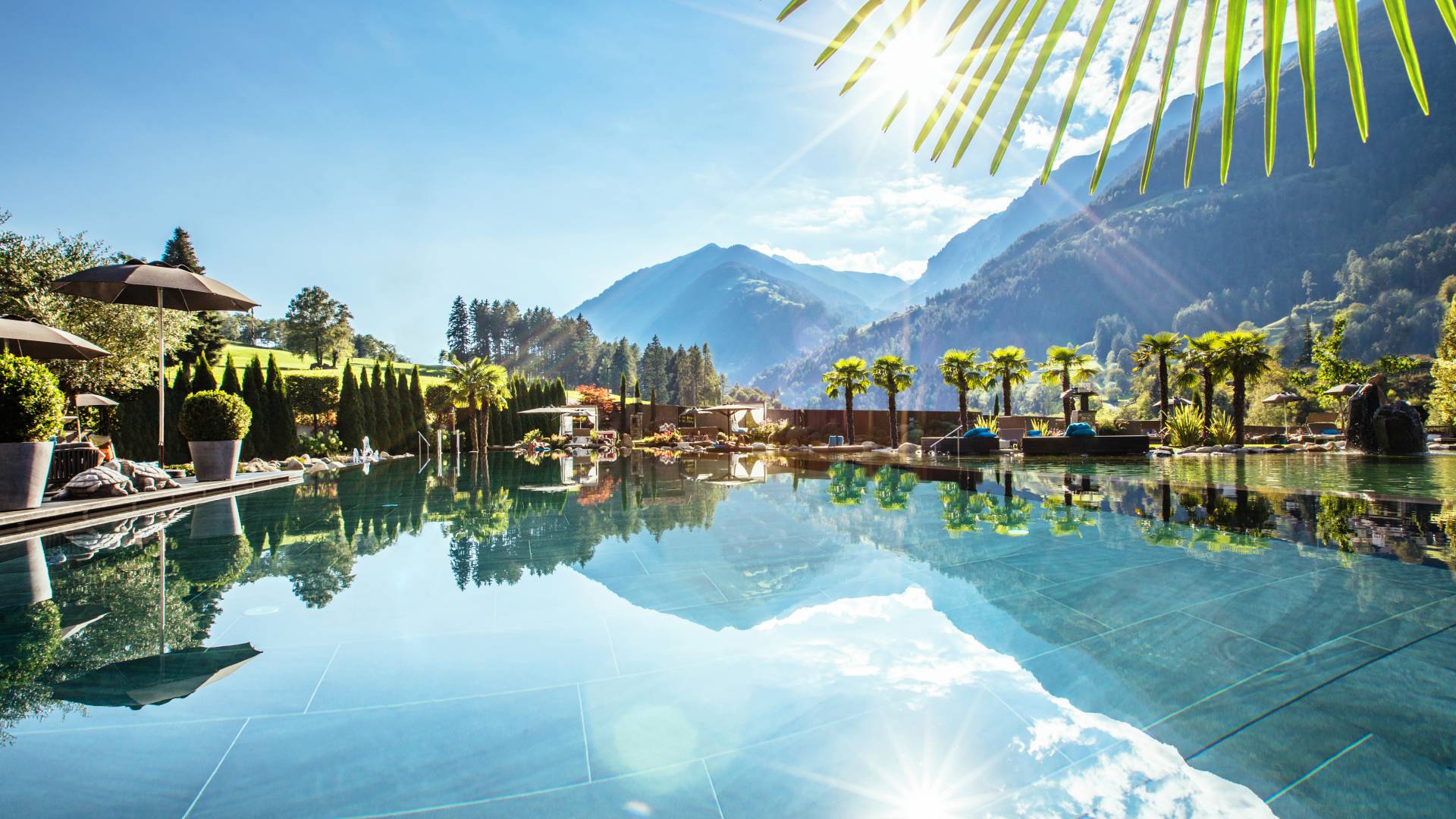 Outdoorpool mit Blick auf die Alpen