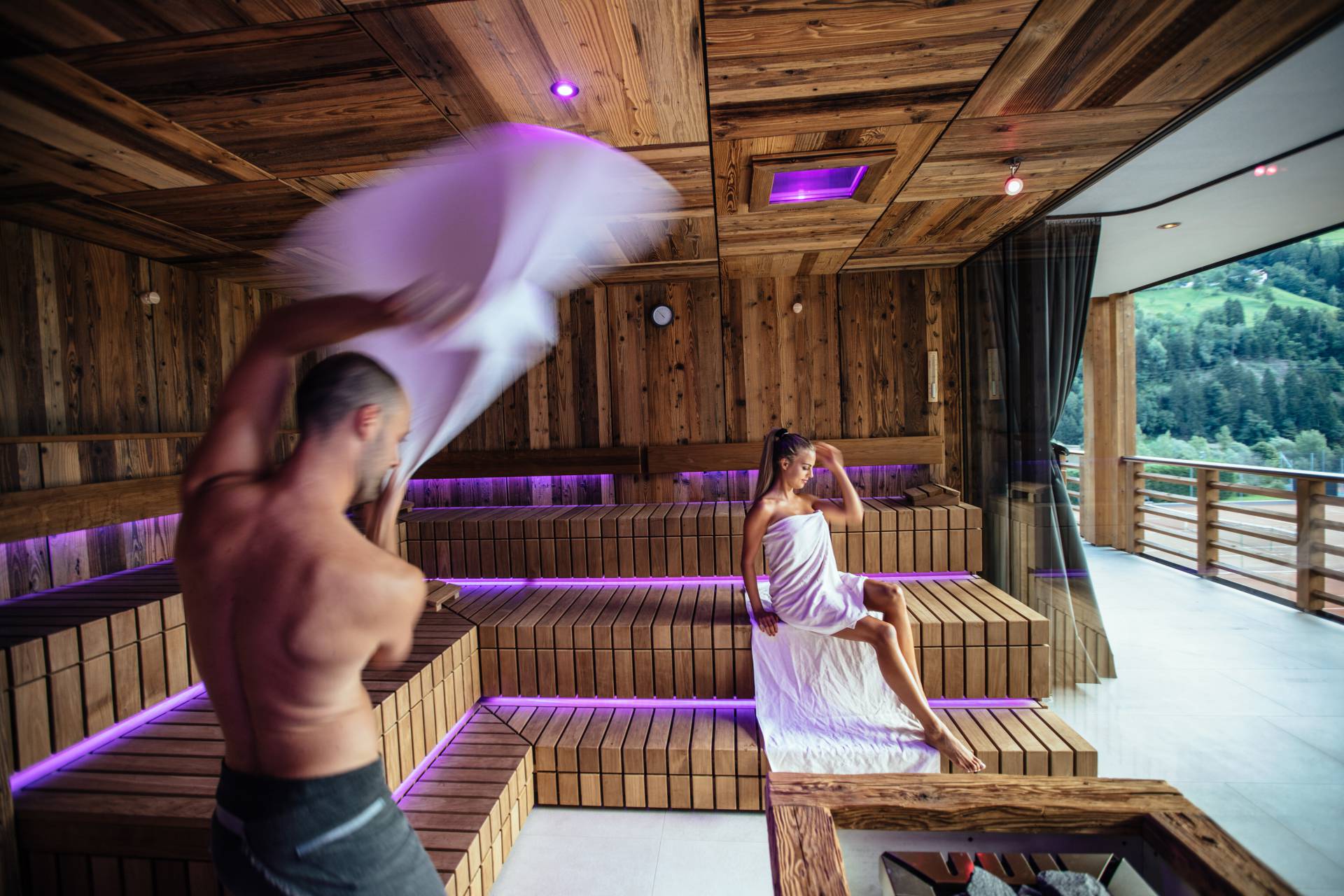 Frau entspannt in Sauna bei Saunameister