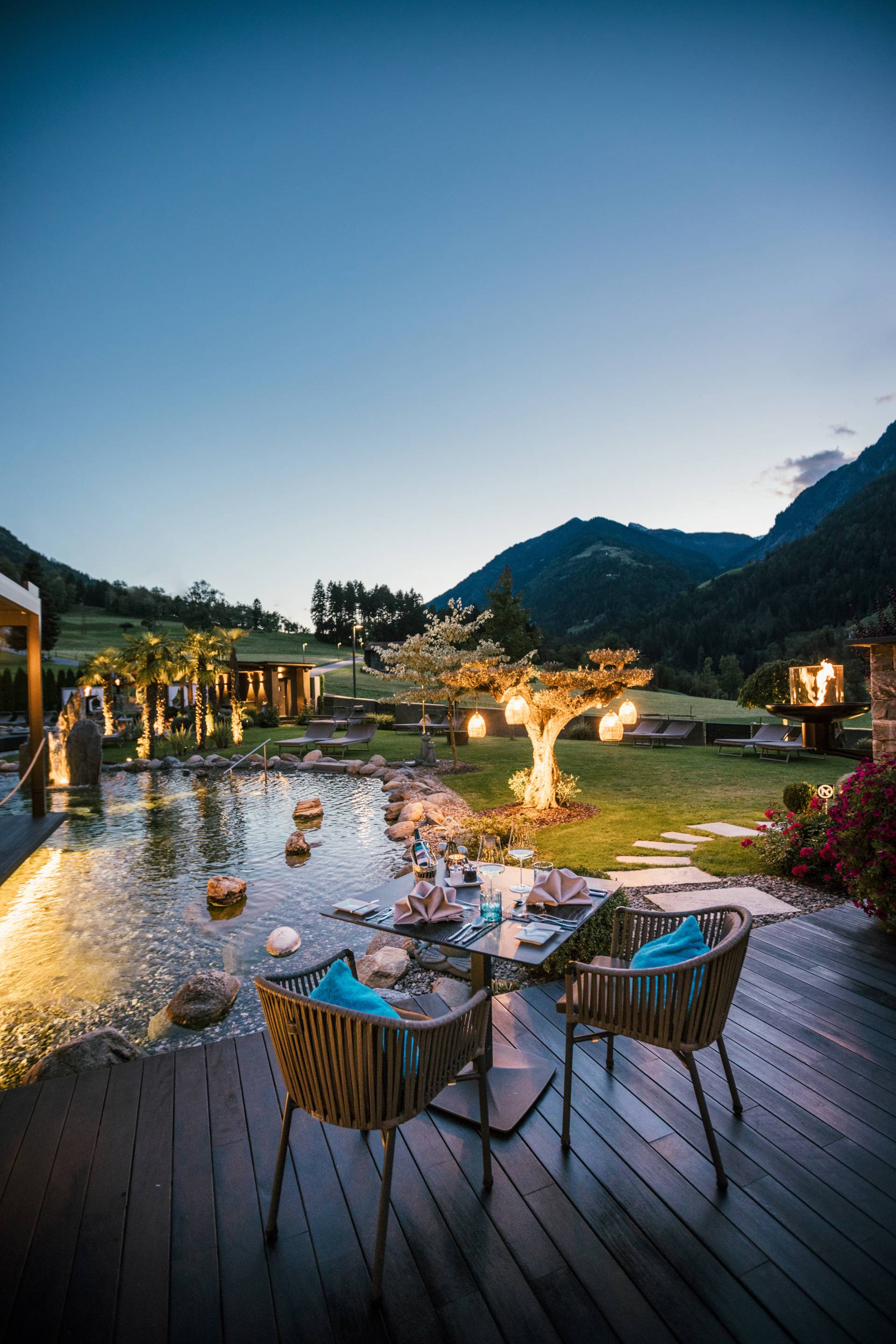 Gedeckter Tisch im Garten bei Dämmerung