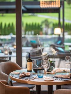 gedeckter Tisch mit Blick auf den Garten