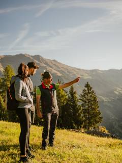Wanderer auf der Alm zwischen den Südtiroler Alpen