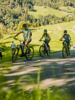 Gruppe beim Fahrradfahren in Südtirol