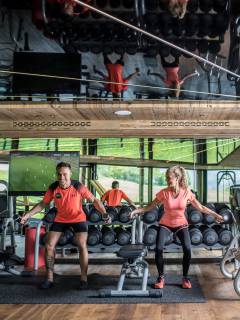 Frau beim Trainieren mit Personal Trainer in Südtirol