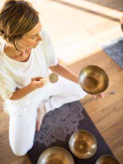 Frau nutzt Klangschalen