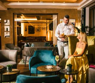 Paar in der Lobby mit Aperitif