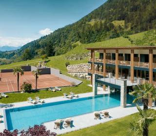 Panoramablick über das Hotel Sonnenalm