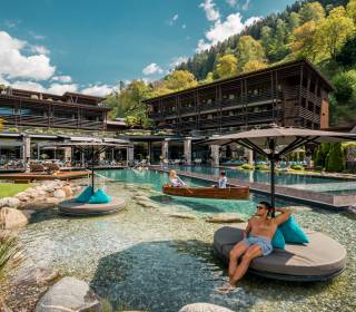 Mann entspannt am Naturbadesee am Andreus Resort