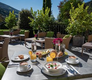 gedeckter Frühstückstisch auf Terrasse im Sommer