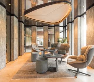 Lobbybereich mit Loungesesseln im Hotel Andreus