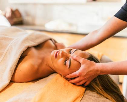 Frau bekommt Kopfmassage