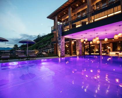 Pool des Hotel Sonnenalm bei Dämmerung