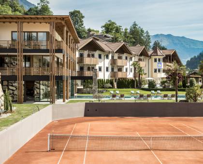 Tenniplatz mit Blick auf das 4* Family Hotel Sonnenalm