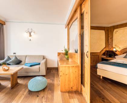 Suite mit Doppelbett und Couch