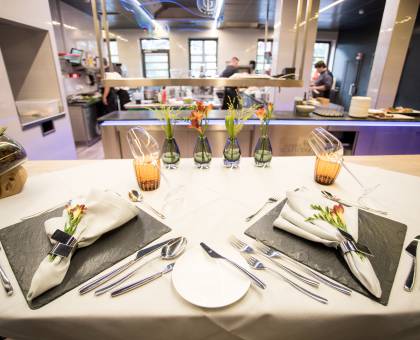 Gedeckter Tisch in der Hotelküche | Küchenparty Golf Lodge